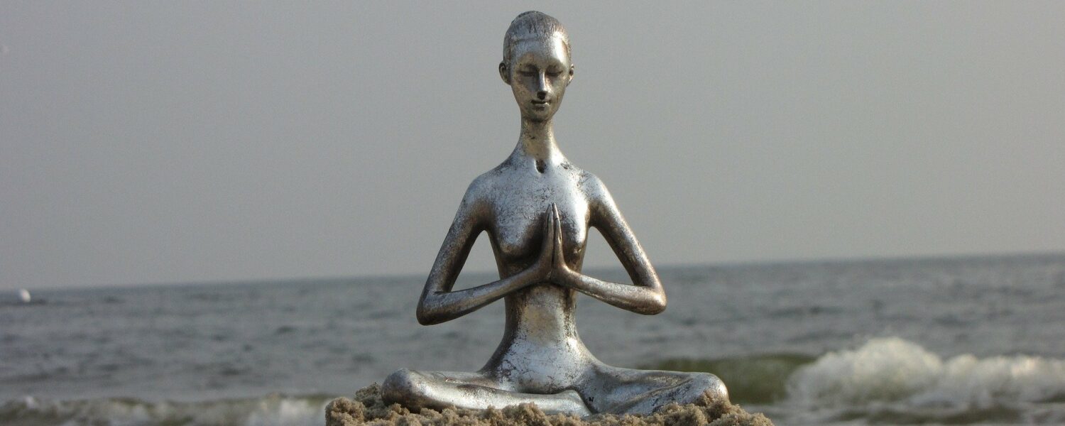 Photo de la page d'accueil de Sâdhaka- Sculpture en bronze d'une femme en posture de siddhâsana